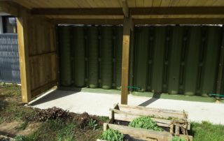 Récupérateur d'eau et cloison d'abri de jardin