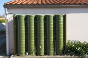 Récupérateur d'eau aérien Ecol'eaumur fixé à un mur