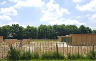 Trois abris de jardin récupérateur d'eau pour jardins familiaux ecoleaumur