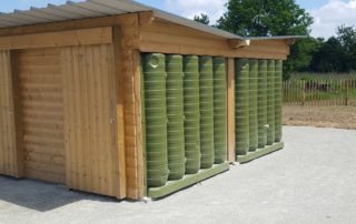 Récupérateurs d'eau de pluie ecoleaumur pour abris de jardin dans un jardin partagés