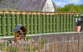 Clôture récupératrice d'eau de pluie pour le jardin pédagogique d'une école