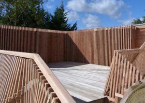 Une terrasse qui cache une réserve de 3200 litres d'eau de pluie.