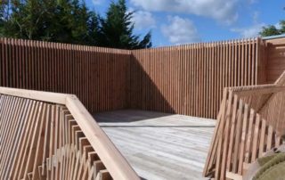 Une terrasse qui cache une réserve de 3200 litres d'eau de pluie.