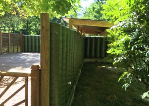 Récupérateurs d'eau de pluie intégrés dans un abri bois et une terrasse