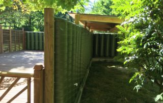 Récupérateurs d'eau de pluie intégrés dans un abri bois et une terrasse